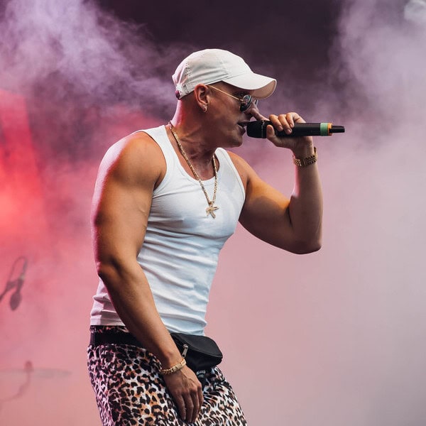 calvin-kleinen-kuenstler-buchen-partyschlager