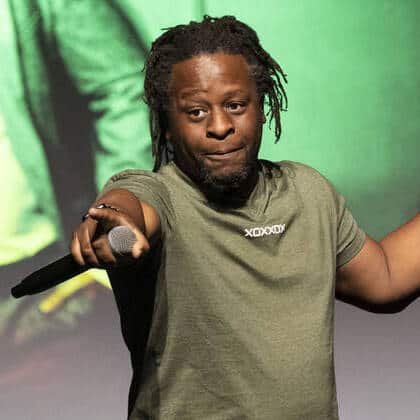 mola-adebisi-kuenstler-buchen